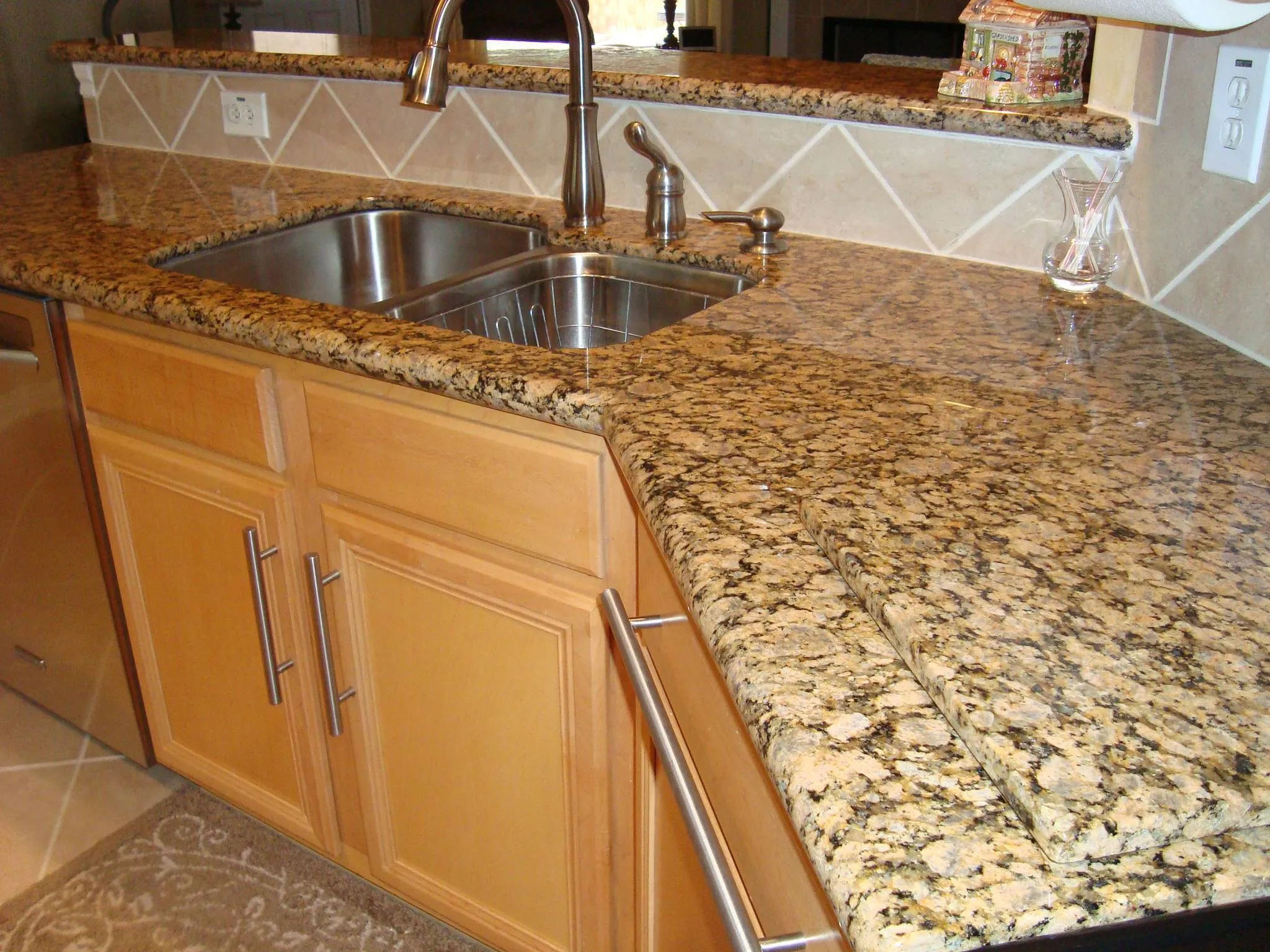 Гранит Butterfly Gold в интерьере (столешница и подоконник)